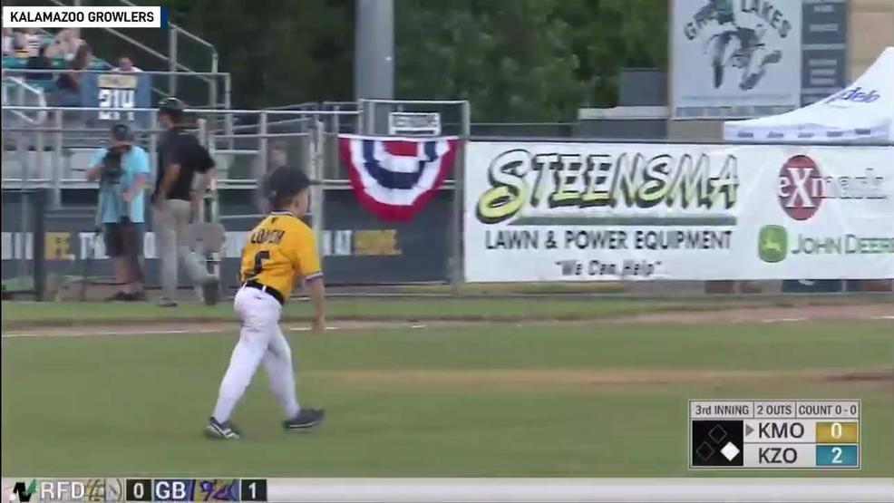 WATCH: 6-year-old baseball coach has the cutest mound visit ever poster_51587e1a771c46e4a4fc9ba638228502.jpg