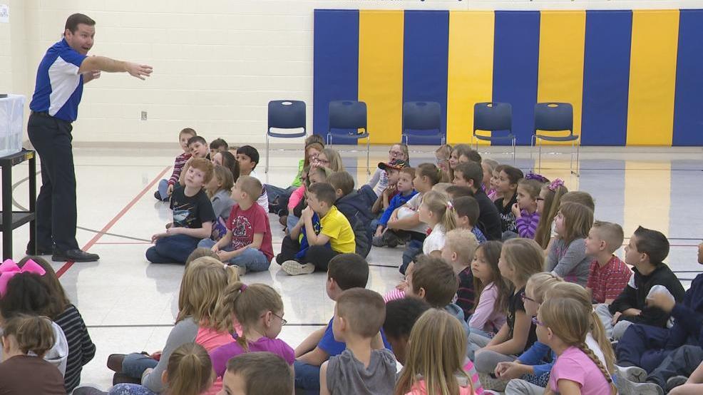 Phil Kelly visit Ashville Elementary School WSYX