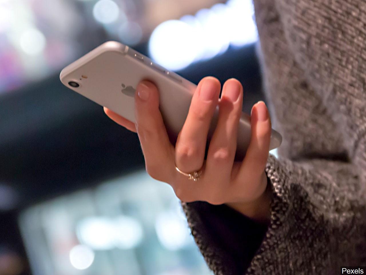 Счастье. Длинноволосая женщина хохотушка на диване с чашкой уютно. Покупки в интернете. Удобно благодаря. Com.